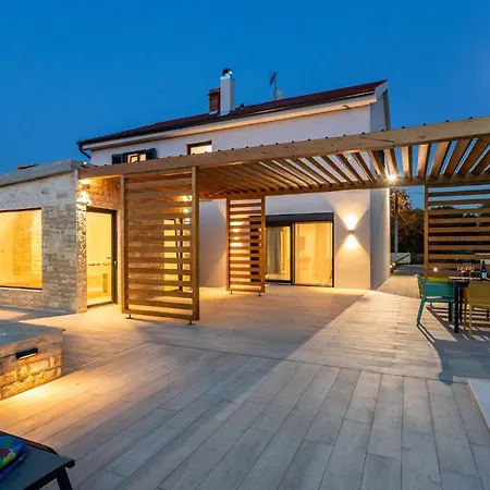 Villa Unikat With Pool And Sauna