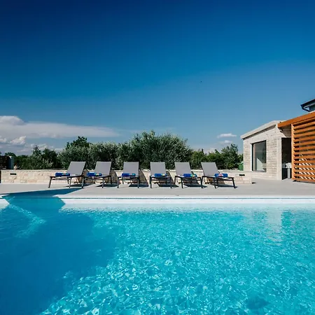Villa Unikat With Pool And Sauna